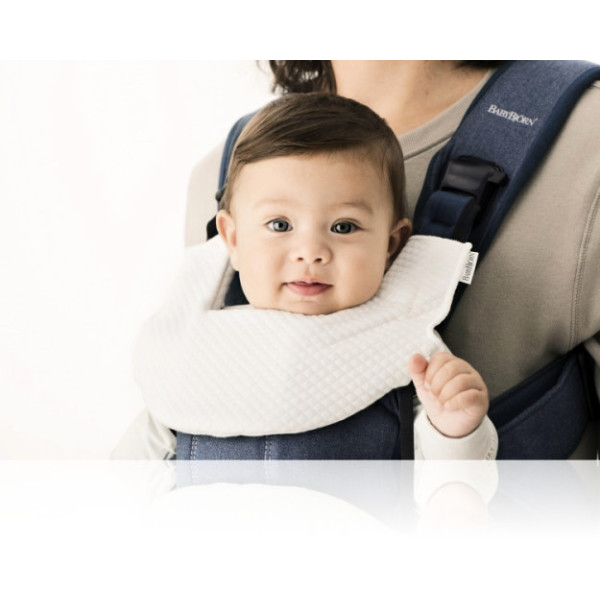 Слюнявчик для рюкзака-кенгуру BabyBjorn One